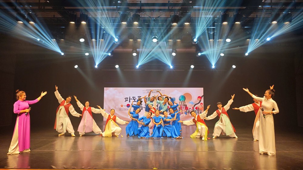 Chương trình mang chủ đề "Cưỡi lên những con sóng, vượt qua những đám mây" góp phần quảng bá, lan tỏa hình ảnh Đắk Lắk đến công chúng Hàn Quốc